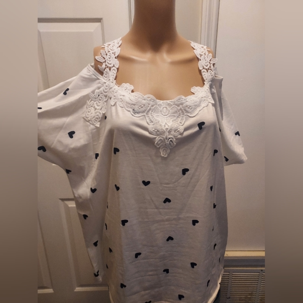 New blouse with cute floral straps